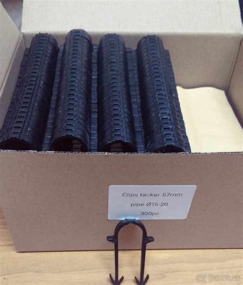 Ilustračná fotografia tacker spony na podlahové kúrenie