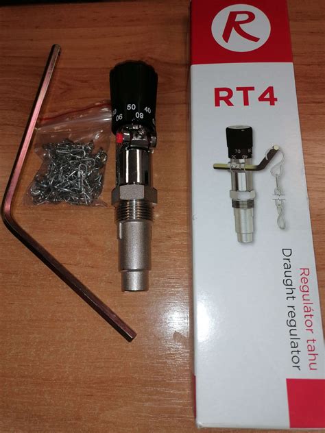 Detail mechanického regulátora ťahu REGULUS RT4 s vyobrazením pákového mechanizmu a klapky.