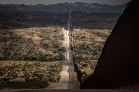 Ilustrácia alebo fotografia zobrazujúca prostredie mexicko-americkej hranice