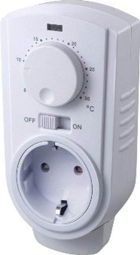 Detailný pohľad na digitálny zásuvkový termostat TH 810 s displejom a tlačidlami