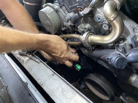 Schematické znázornenie umiestnenia vodnej pumpy v motore automobilu