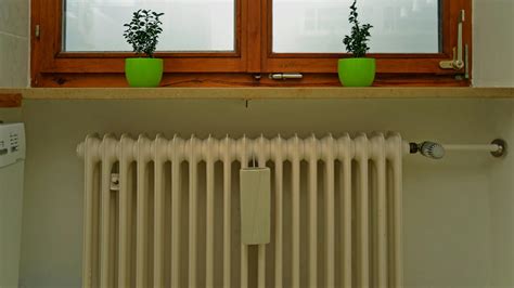 Radiátor umiestnený pod oknom pre optimálne rozptýlenie tepla