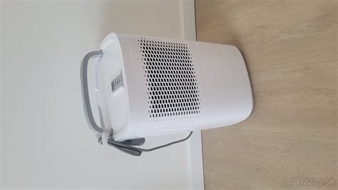 Shematické znázornenie funkcií výkonného odvlhčovača vzduchu Silvercrest s označením LED displeja a nádrže