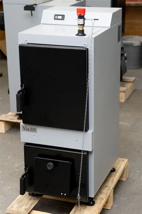 Fotografia kotla na pevné palivo s hrubou oceľovou konštrukciou