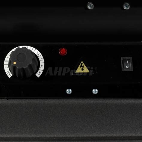 Detail ovládacieho panelu zváračky s kontrolkami