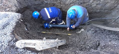 Magnetické zariadenie pripevnené na vodovodné potrubie