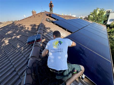 ilustrácia solárneho systému na streche rodinného domu