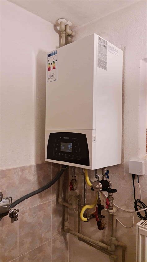 Foto nástenného plynového kotla s pripojeným vývodom plynu z nehrdzavejúcej ocele.