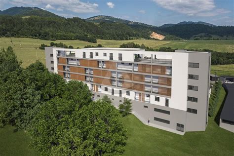 Ilustračná fotografia bytového domu s viditeľnými rozvodmi tepla