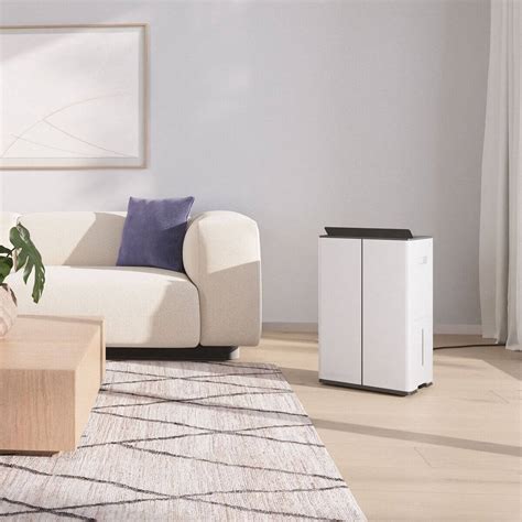 Ilustračná fotografia odvlhčovača vzduchu DeLonghi v modernom interiéri