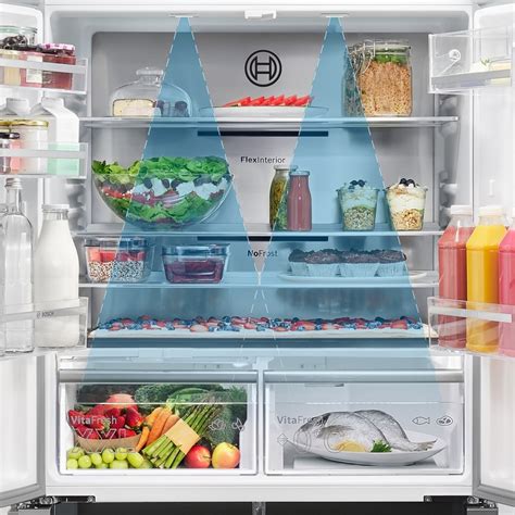 Ilustračná fotografia chladničky s otvorenými dverami, kde je vidieť jedlo.