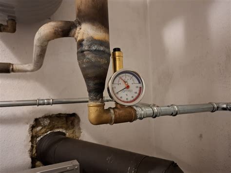 Ilustračná fotografia starého a nového vykurovacieho kotla