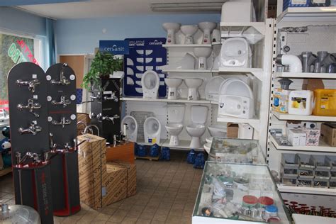 Fotografia interiéru predajne s ponukou sanity a vodoinštalačného materiálu