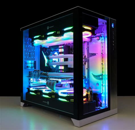 ukážka herného PC s viditeľným vodným chladením a RGB osvetlením