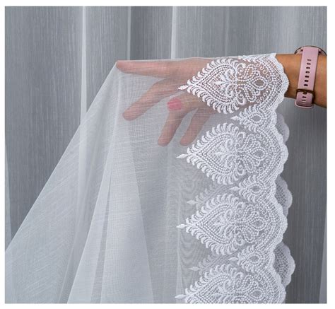 Ilustračná fotografia modernej obývacej izby s nainštalovanou nástennou klimatizáciou