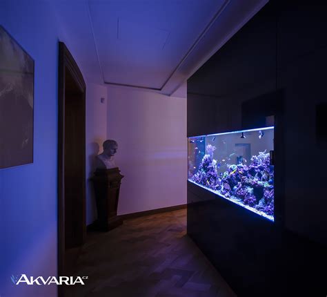 Dve PC ventilátory pripevnené na kryte akvária, zapojené cez adaptér