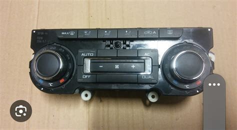 Detailný pohľad na ovládací panel manuálnej klimatizácie Škoda Octavia 1 s vyznačeným miestom na žiarovku