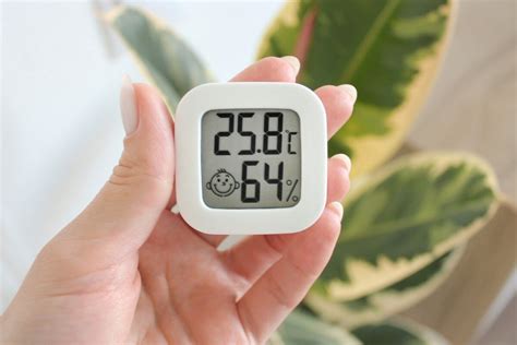 Ilustrace ukazující ideální rozmezí vlhkosti vzduchu v interiéru a negativní dopady příliš suchého vzduchu.