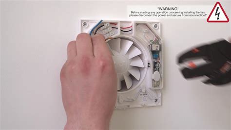 Detailná fotografia údržby kúpeľňového ventilátora