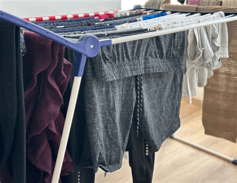 ilustrácia sušenia bielizne na stojane v interiéri