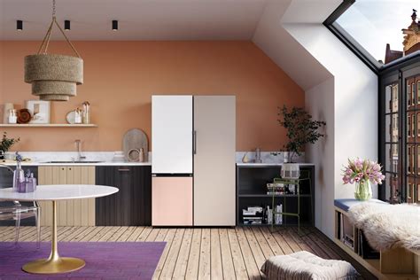 Ilustračná fotografia technika Samsung inštalujúceho novú chladničku