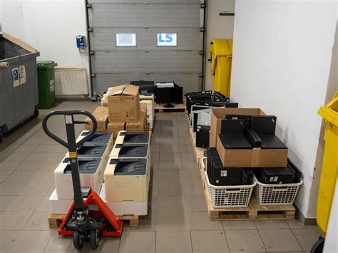 ilustračná fotografia servisného technika pri práci na chladničke