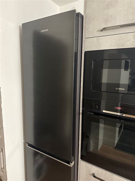 Detailný pohľad na interiér chladničky Samsung RB38T607BB1 s organizovanými policami a zásuvkami