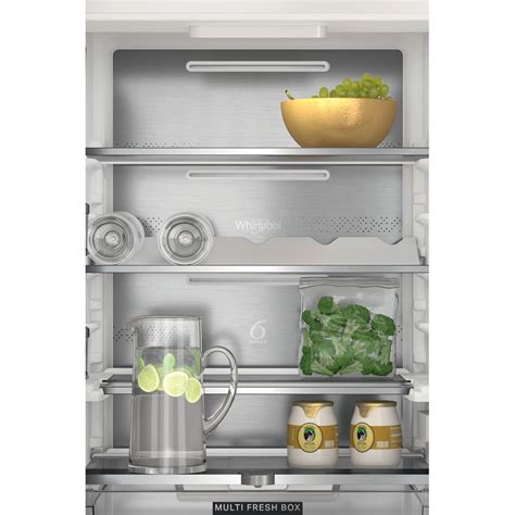 Vstavaná chladnička Whirlpool WHC18 T574 P integrovaná v modernej kuchynskej linke