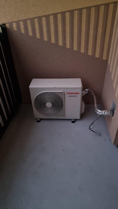 Fotografia tímu technikov počas inštalácie klimatizačného zariadenia