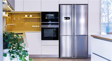 Ilustračná fotografia interiéru modernej chladničky s viditeľnými policami a zásuvkami