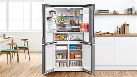 Fotografia americkej chladničky s otvorenými dverami, ukazujúca vnútorné usporiadanie