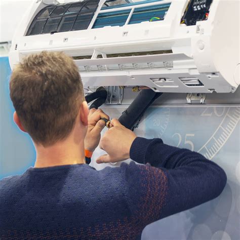 Fotografia profesionálnej montáže klimatizácie