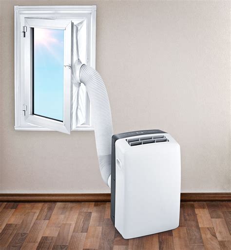 Fotografia interiéru s mobilnou klimatizáciou a hadicou vyvedenou cez okno