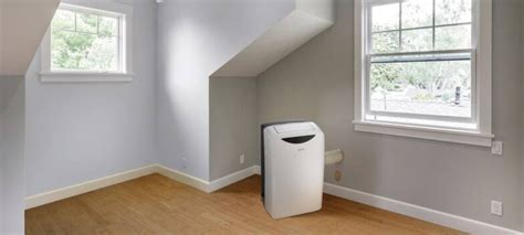 Detailne foto inštalácie okenného tesnenia pre mobilnú klimatizáciu