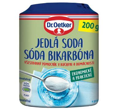 Misky s rôznymi prírodnými pohlcovačmi pachov v chladničke (kávové zrná, sóda bikarbóna, citrón)
