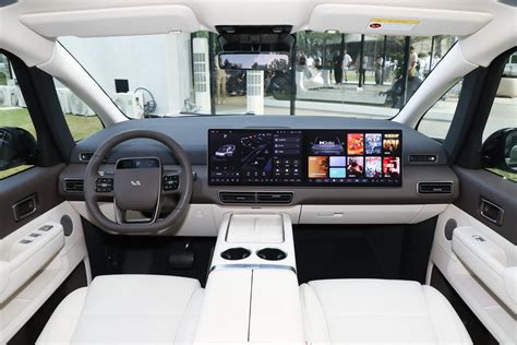 Interiér auta s detailom ovládania dvojzónovej klimatizácie