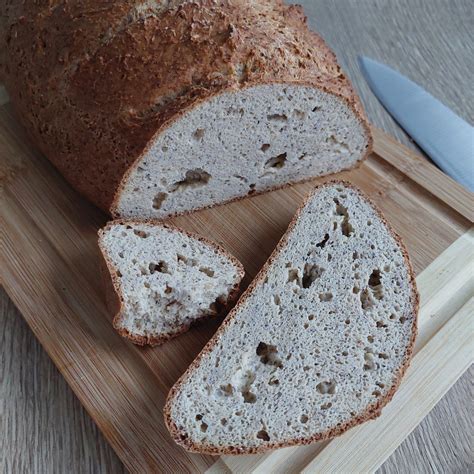 Ilustračná fotografia chleba s viditeľne vyschnutou kôrkou