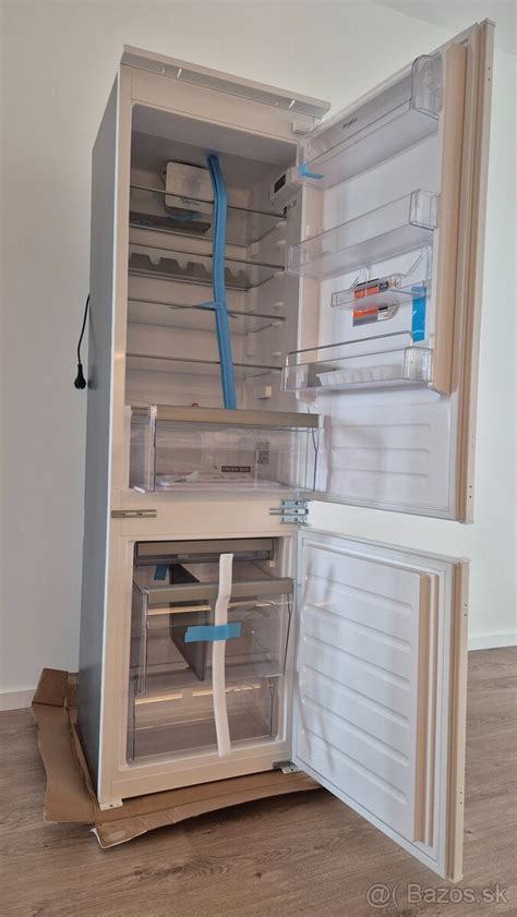 ilustrácia s detailným pohľadom na modernú chladničku Whirlpool