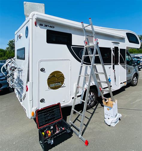 Ilustrácia strešnej klimatizácie namontovanej na karavane