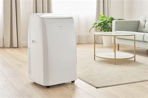 Fotografia rôznych modelov mobilných klimatizácií vystavených v predajni