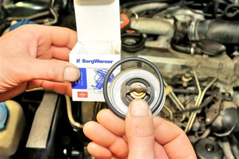 Detailný nákres termostatu v motore auta, znázorňujúci jeho fungovanie v zatvorenom a otvorenom stave