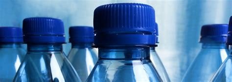 Ilustračné foto plastových fliaš pripravených na výrobu klimatizácie