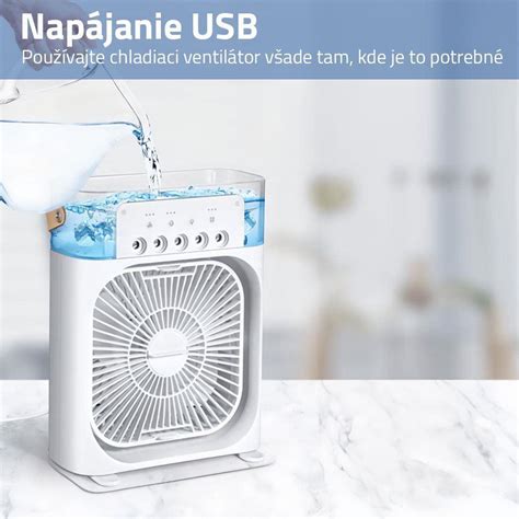 Stolný ventilátor s pripevnenými PET fľašami naplnenými ľadom