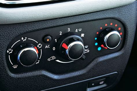 Infografika znázorňujúca rôzne režimy a funkcie klimatizácie v moderných automobiloch