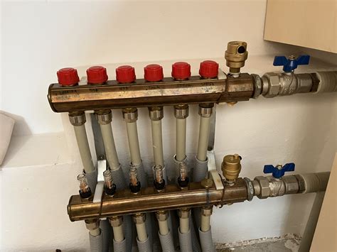 Ilustrácia rôznych typov vykurovacích systémov (podlahové, radiátorové).