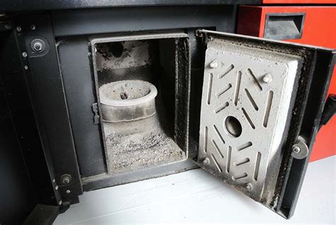 Ilustračná fotografia moderného kotla na pelety v interiéri kotolne