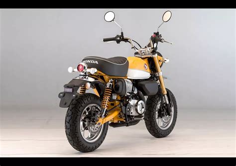 Honda Monkey jazdená na vidieckej ceste