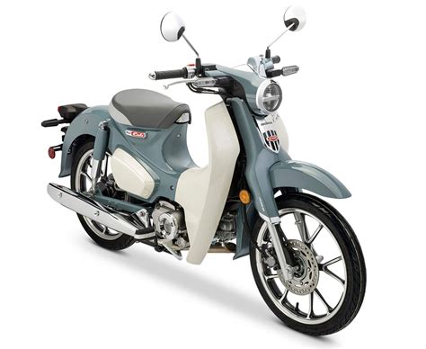 Honda Super Cub C125 zaparkovaný pred kaviarňou