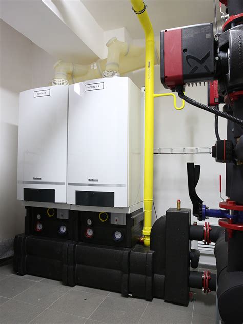 Interiér kotolne s liatinovými kotlami