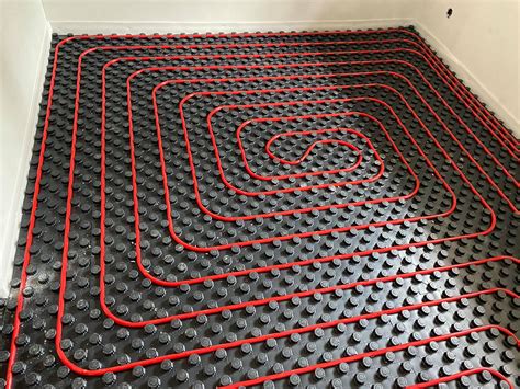 Ilustračná fotografia reflexnej fólie s rastrom pre podlahové vykurovanie